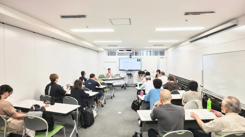 会場で基礎や事例について学ぶ研修の様子